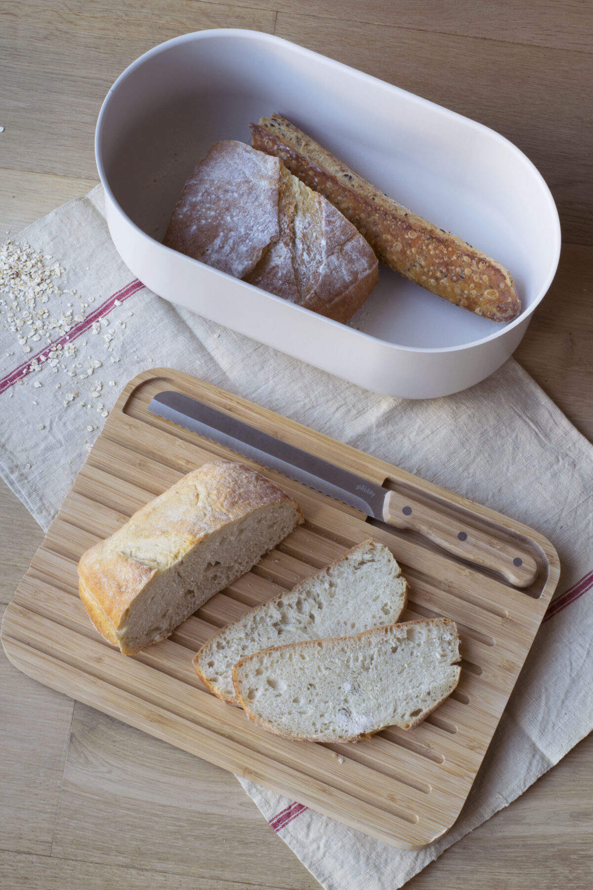 Кутия за хляб с дъска, нож и торбичка за хляб PEBBLY - цвят крем