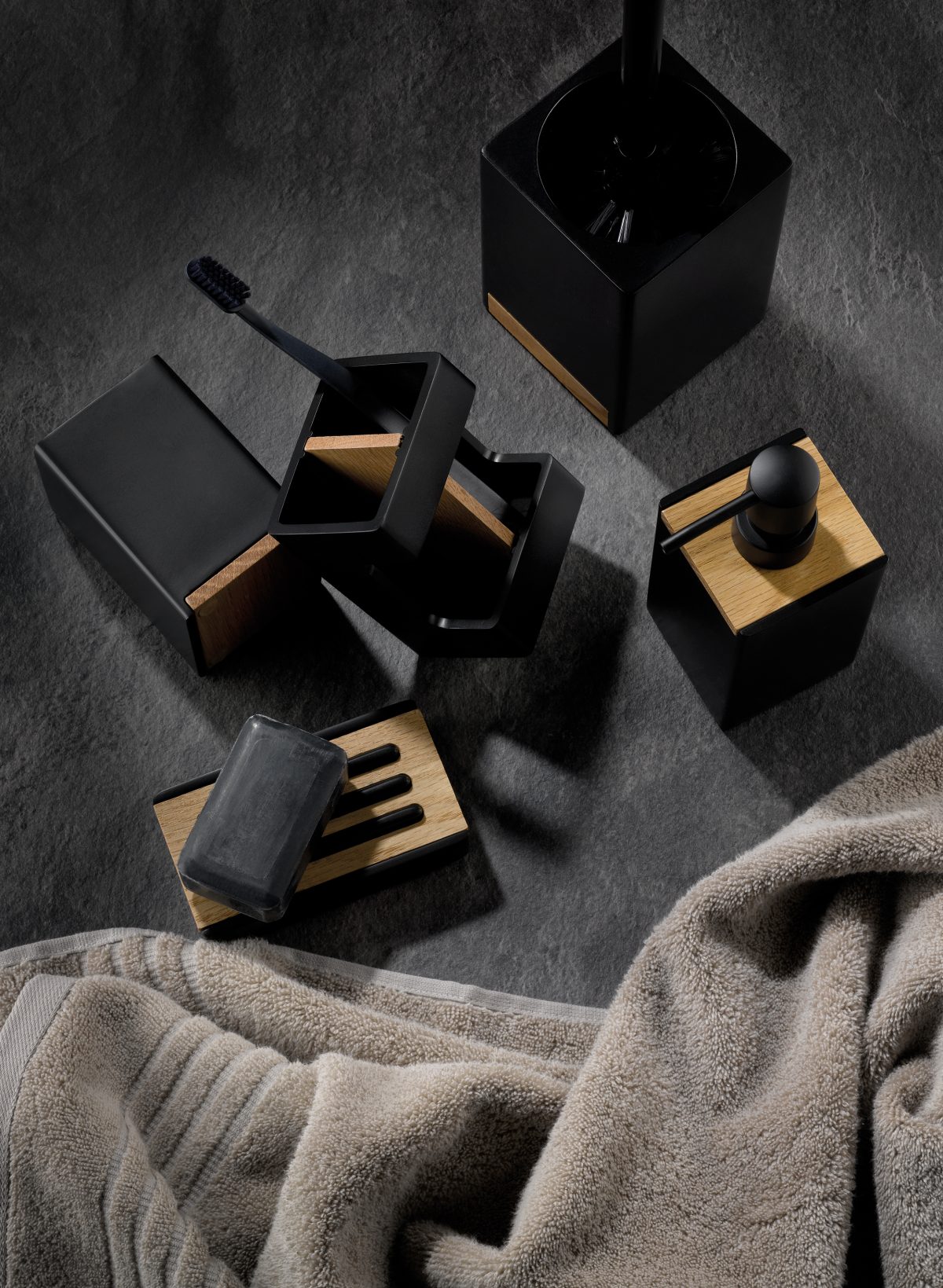 KELA Четка за тоалетна “Cube“ - черна с дървен елемент